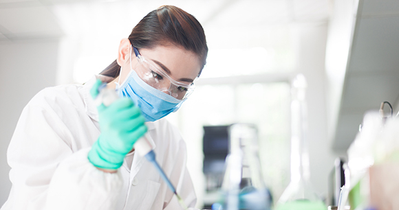 photo by Zhu Difeng scientist working in a lab